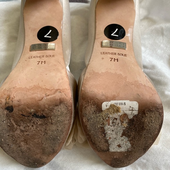 Badgley Mischka Champagne Satin Heels Size 7 - Picture 3 of 7